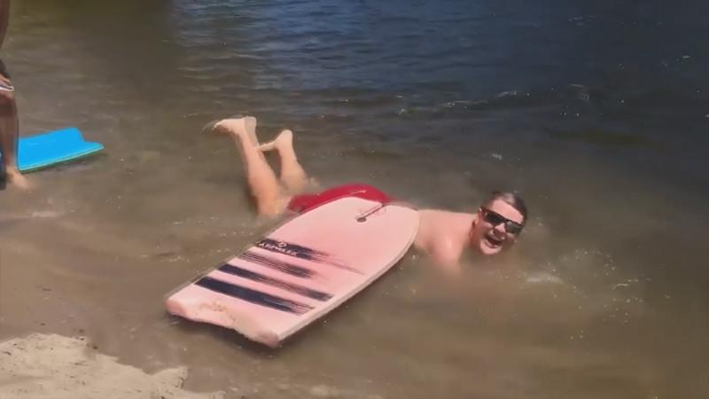 海灘出糗的小二貨們
