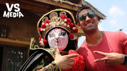 歪果仁坐在舞狮师傅身上那一刻围观群众都捏把汗