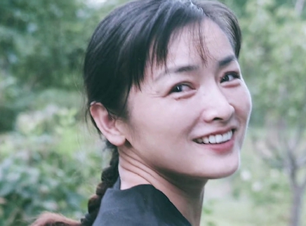 沈月分享妈妈年轻美照好似姐妹