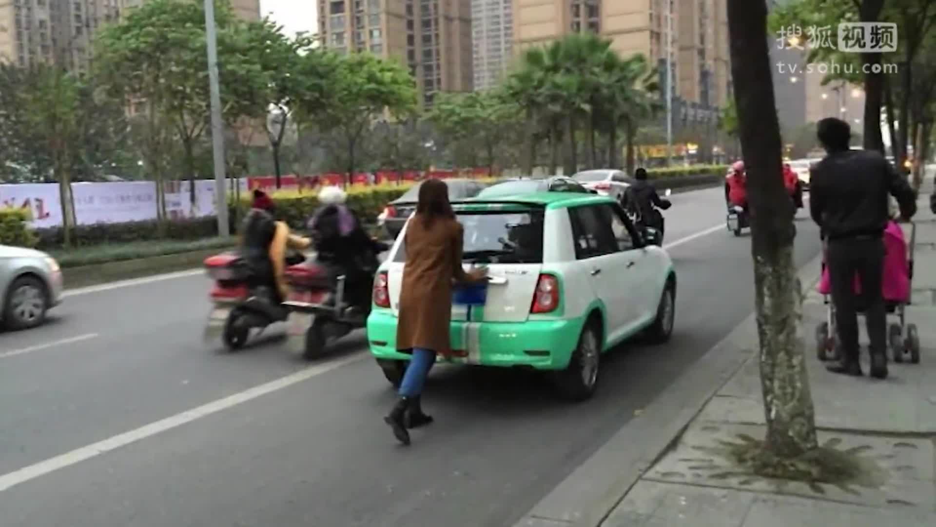 美女推轿车走数百米 老公一旁淡定带娃