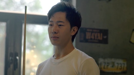 他一跃而起
