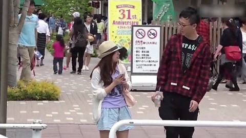 小伙日本街头“学外语”