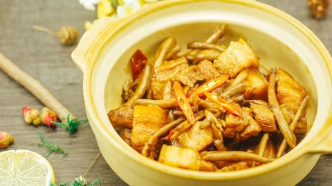 混着茶树菇香味的五花肉，微甜也不油腻，可是必学的一道家常菜。