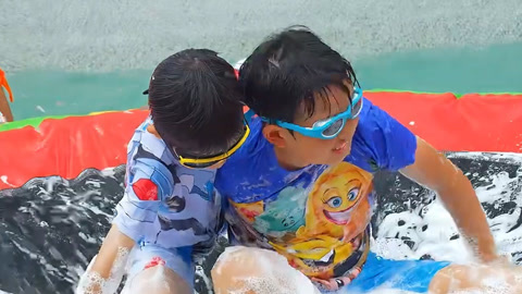 水上相扑战况激烈 少年才艺展示精彩万分