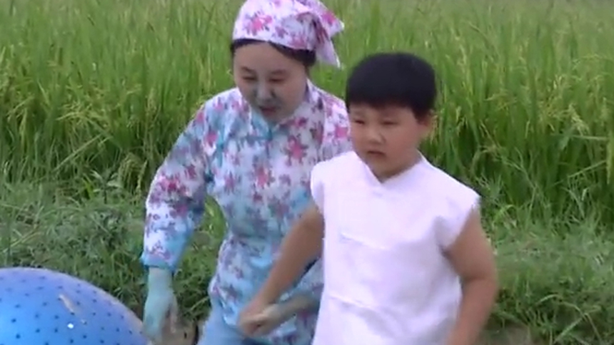 王子马皓轩吟诗锄禾为父母加油
