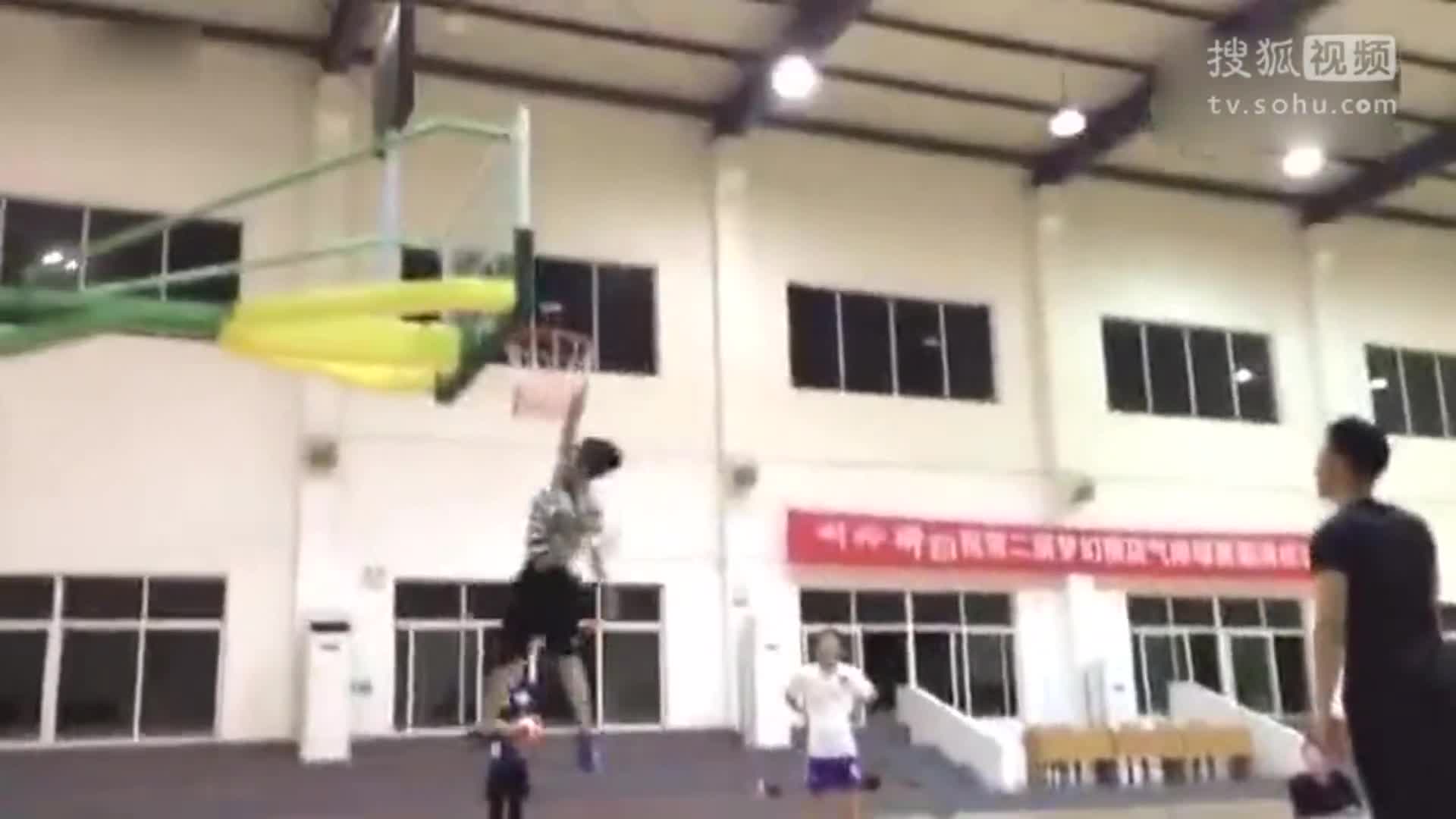 鹿晗酷炫球技 三分球堪比流川楓