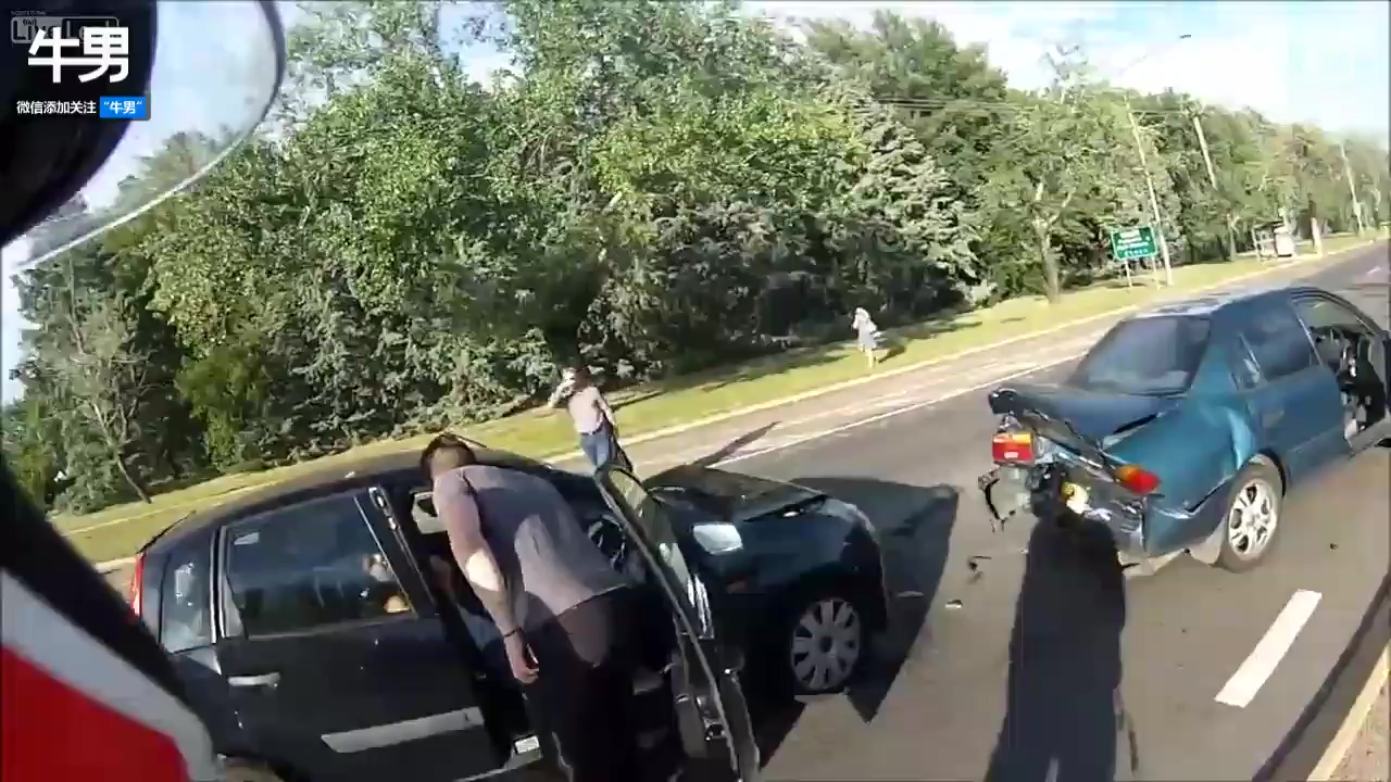 自拍机车骑士记录下自己遭连环追撞掀翻