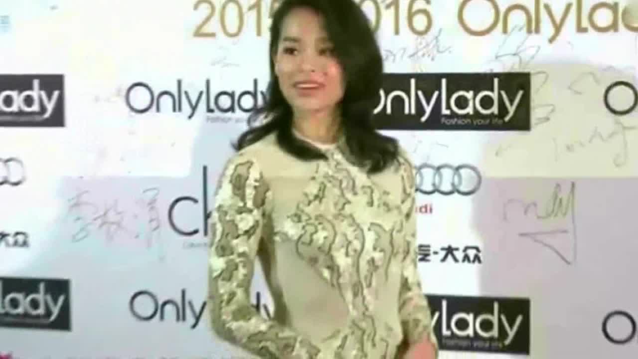 胡杏儿老公晒全家福儿子可爱 穿夫妻装外出撒狗粮