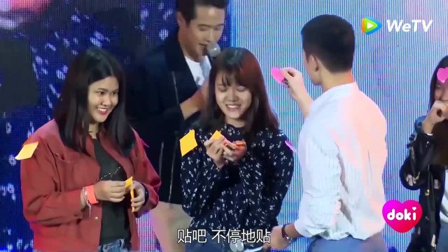 楊洋與粉絲大玩便利簽舞，便簽貼額頭！