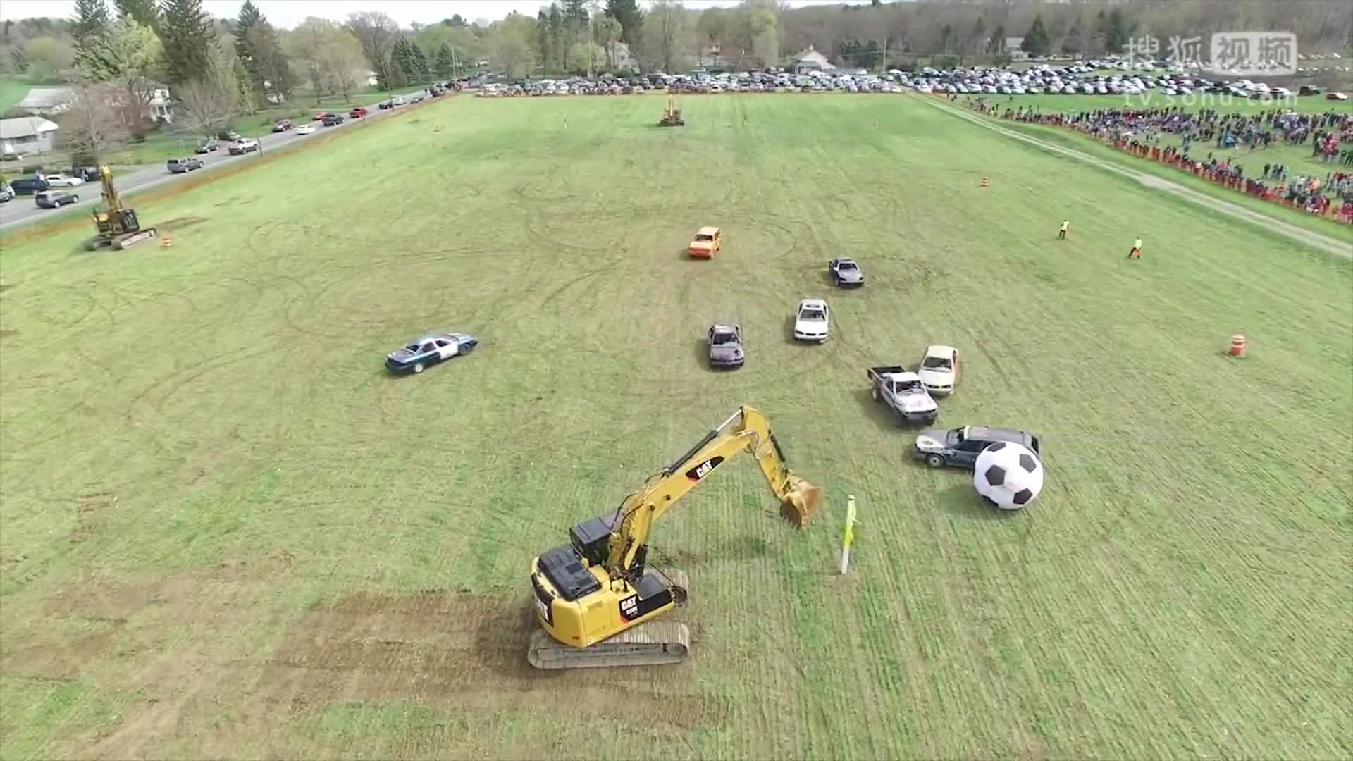 藍翔挖掘機逆天跨界 老司機進軍足球界