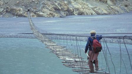 世界上最危险吊桥：几块木板拼凑而成 还是村庄进城的唯一通道