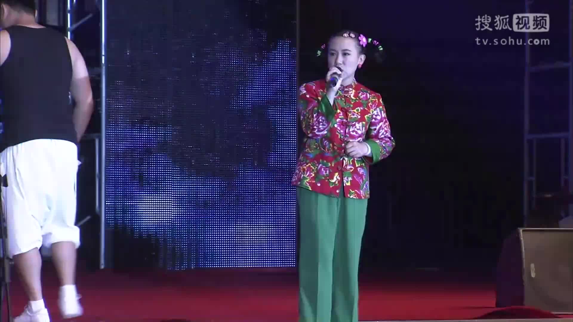 《宋小宝群星演笑会》丫蛋与老公同台演艺，丫蛋老公当众给乐师下跪