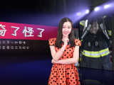 消防员查看废弃房屋立马烧房子