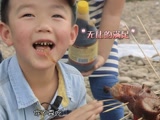 看小鬼怎样纯手动生火；小鬼沙滩烧烤险酿惨剧；喂？幺幺久吗？