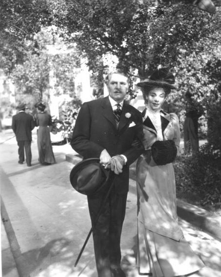 《嘉丽妹妹 (1952)》全集-高清电影完整版-在线观看-搜狗影视