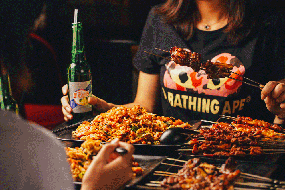 美籍华人“可怜中国”称美国最低工资吃得起水果