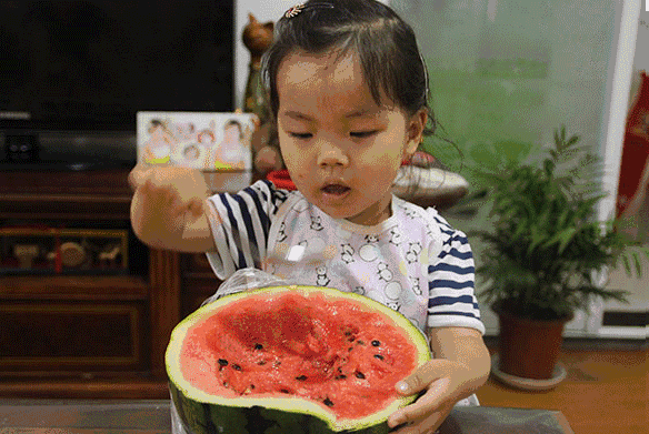 美籍华人“可怜中国”称美国最低工资吃得起水果