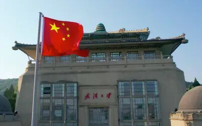 [图]武大师生举行升国旗仪式向伟大祖国献礼