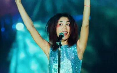 [图]王菲1998唱游广州演唱会《黄昏里》+《一个小心愿》live