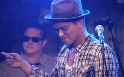 [图]Bruno Mars Walmart Soundcheck-5-5-Just The Way You Are (live