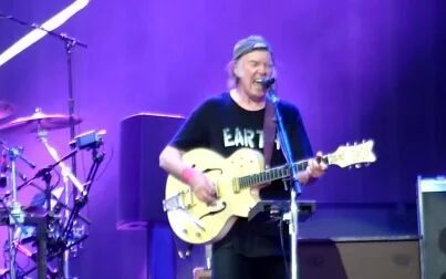 [图]Only Love Can Break Your Heart. by Neil Young [ Live]