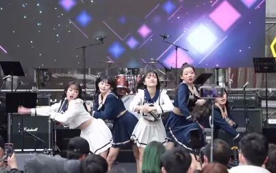 [图]【这条街最靓的仔武汉站签售会】爱朵女孩现场演唱歌曲《 小蛮腰 》