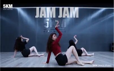 [图]【5KM】IU李智恩《JAM JAM》性感翻跳 光脚的长腿姐姐来偷心了