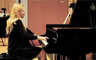 [图]Valentina Lisitsa & 贝多芬-降E大调第十三钢琴奏鸣曲 Beethoven ...