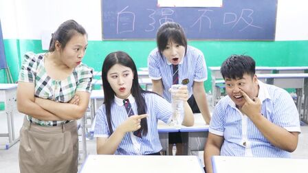 [图]物理实验“水瓶倒立不漏一滴水”,没想女同学一秒完成,太厉害了