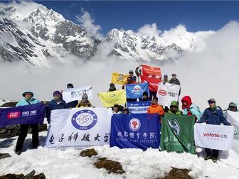 [图]雪山顶上响起《五星红旗》2019“为爱攀登”队伍顺利登顶