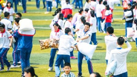 [图]福建厦门一中学开展枕头大战 学生手持枕头“互打”为高考解压