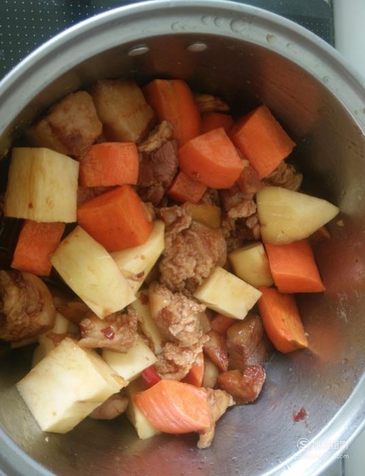 土豆红萝卜炖猪腿肉的做法