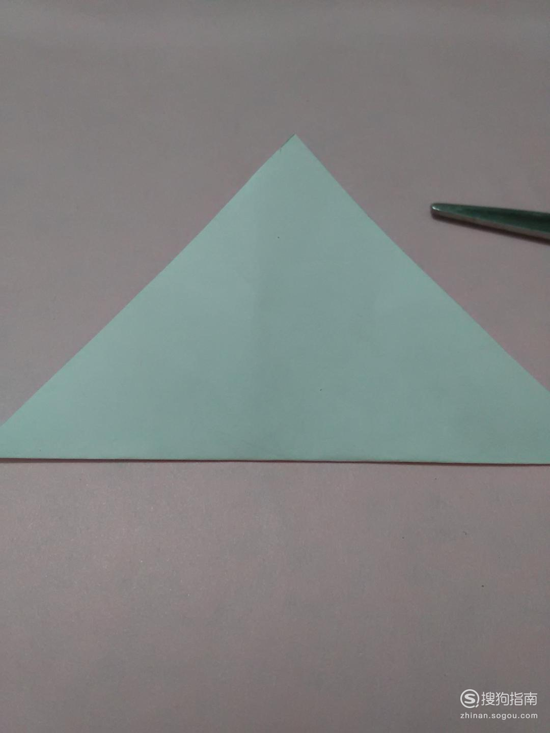 准备一张正方形的纸和一把剪刀,先把正方形对折成三角形.