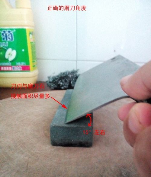 正确的磨刀方法,菜刀与磨刀石接触面尽量多,角度大概15度左右.
