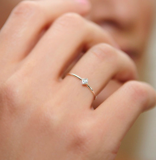 女生订婚戒指一般戴哪个手指