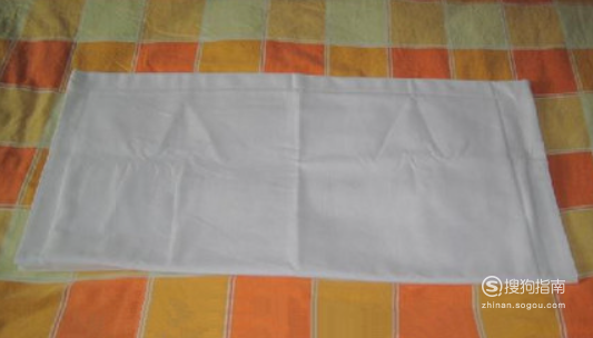 对折尿布(非常简单)后呈现长方形.