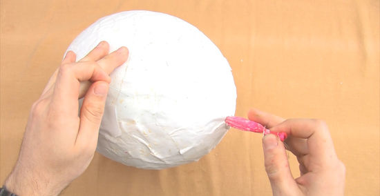 根据纸浆覆盖了气球的多少,你可以将其分成两半,或者是一整个大面具