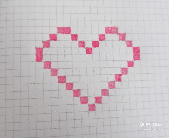 03因为需要画的是一个心形,所以先用铅笔在网格本上画出心形的图案.