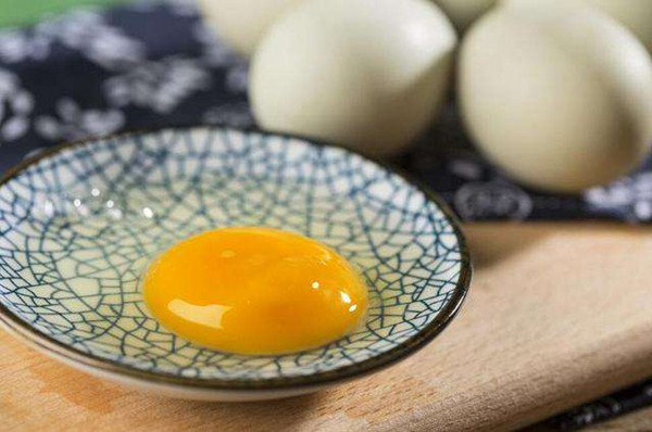 生鸡蛋可以吃吗喝生鸡蛋有什么功效