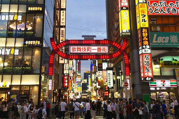 灯红酒绿的番街虽然叫歌舞伎町,却没有传统的歌舞伎表演,反而有着