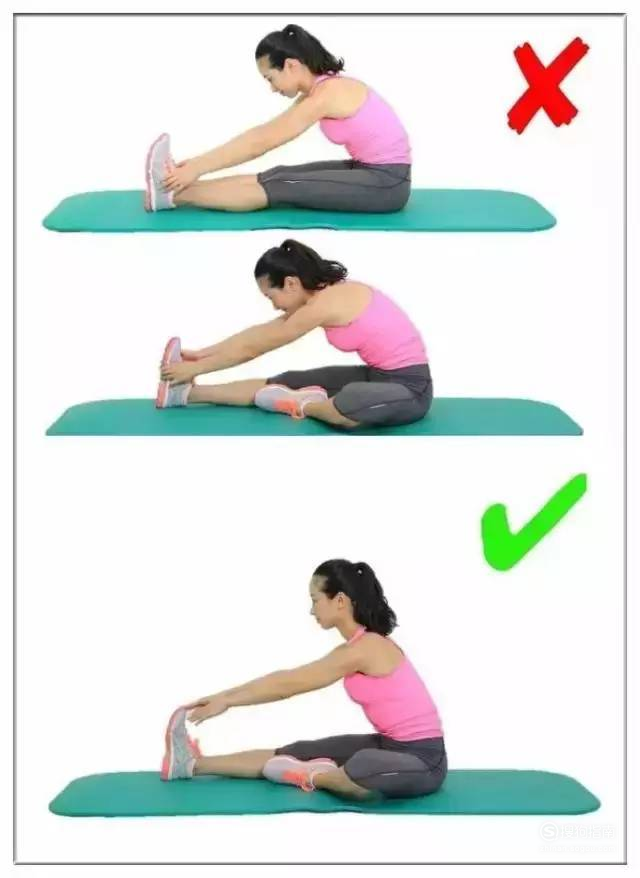 大腿后侧拉伸:这个动作要和侧腰区别开来,想要感觉到大腿后侧肌群