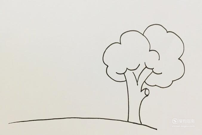 首先画出地面线条,右侧画出一棵树的树干后,往上将它的树冠也画