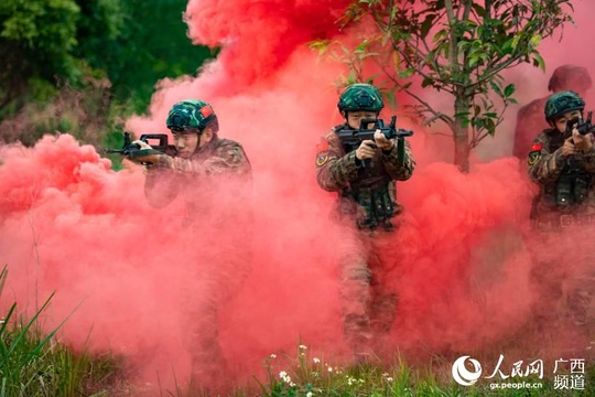 广西来宾:武警特战队员多科目训练励精兵(4) 第4页