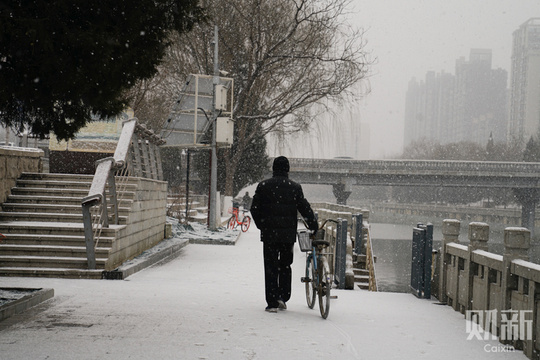 北京降雪节后“开工” 雪中京城银装素裹(14) 第14页