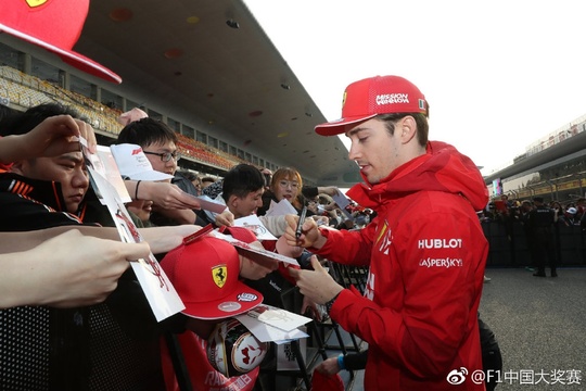 图集-2019F1中国站车手签名会(8) 第8页