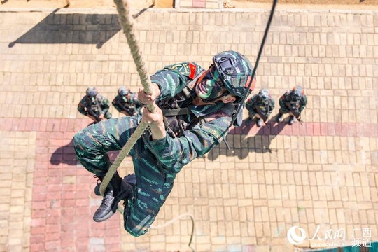 组图:武警特战队员“立冬”时节练兵忙 第1页