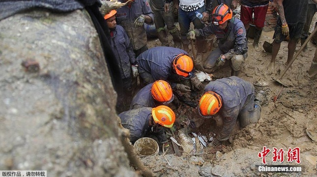 巴西暴雨引发泥石流 救援人员徒手搜救(2) 第2页