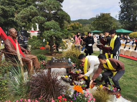 高清-纪念吴清源诞辰106周年 棋魂剧组代表献花(17) 第17页