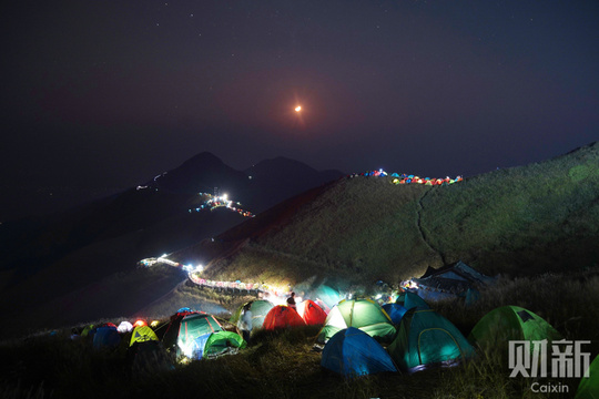 十一期间的江西武功山 游客安营扎寨帐篷漫山遍野 第1页