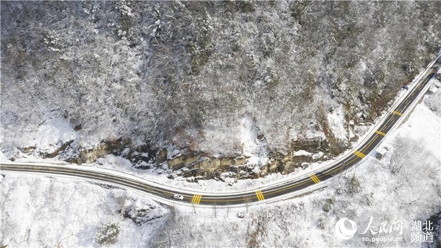 神农架高山公路开“地暖” 湖北首条合金加热高海拔公路投入使用 第1页